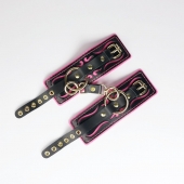 Черные кожаные наручники с розовой строчкой - Crazy Handmade - купить с доставкой в Рубцовске
