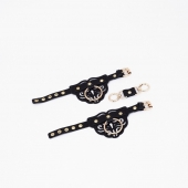 Черные кожаные наручники с клепками, кольцами и золотистой фурнитурой - Crazy Handmade - купить с доставкой в Рубцовске