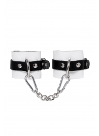Бело-черные кожаные наручники с одним ремешком с люверсами - Pecado - купить с доставкой в Рубцовске