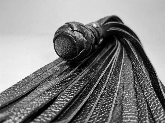 Черная генитальная кожаная плеть - 30 см. - БДСМ Арсенал - купить с доставкой в Рубцовске