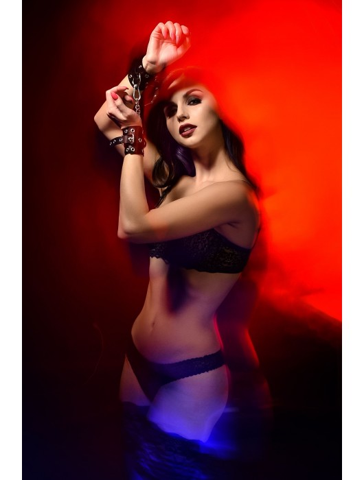 Черные кожаные однослойные наручники с люверсами - Pecado - купить с доставкой в Рубцовске